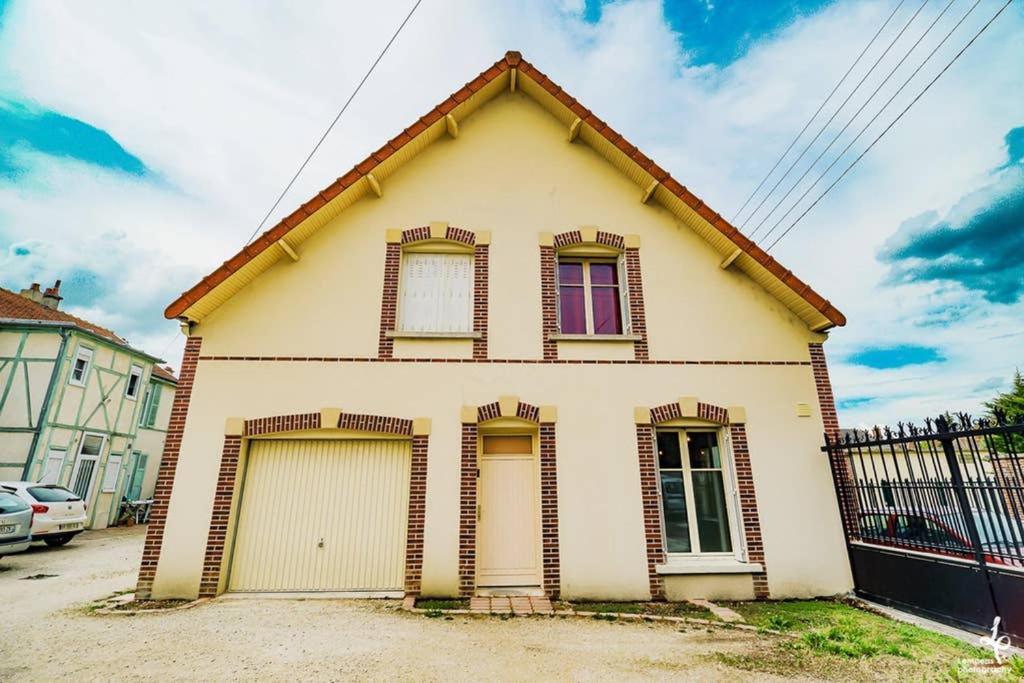 Maison PISCINE INTERIEURE et GARAGE Troyes Extérieur photo